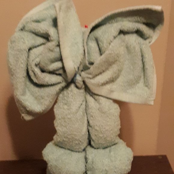 GIFT BAG: ELEPHANT TOWEL, WASH CLOTH, & LOTION SET - Picture 5 of 6
